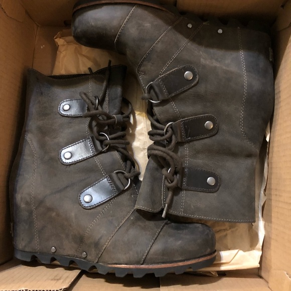 All weather, stylish boot. Who’s ready for the rain or snow?! You will be! - Picture 5 of 6